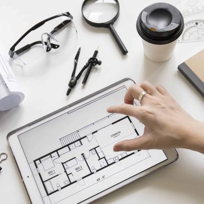 crop-hand-enlarging-plan-tablet